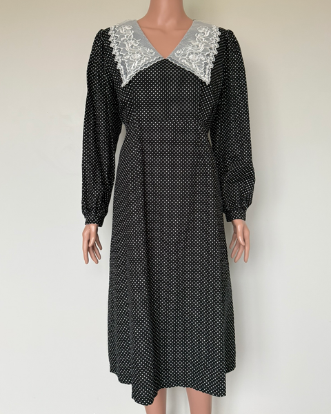 Embroidered collar dress