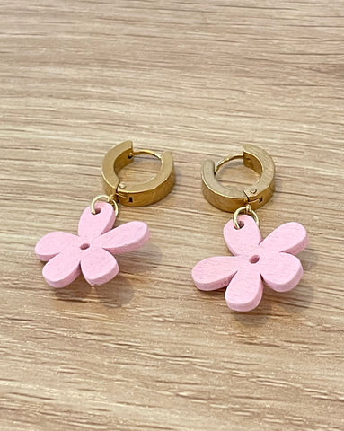Baby pink daisy earrings